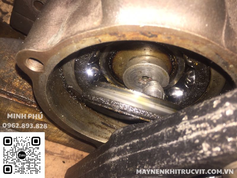 Bảo dưỡng máy nén khí Atlas Copco, Sửa chữa máy nén khí Atlas Copco, Atlas Copco air compressor repair sevice, Bao duong may nen khi Atlas Copco, Sua chua may nen khi Atlas Copco, Dầu máy nén khí Atlas Copco thoát ra cùng khí nén,