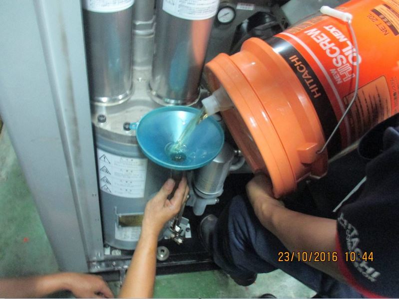 Thay dầu máy nén khí Hitachi