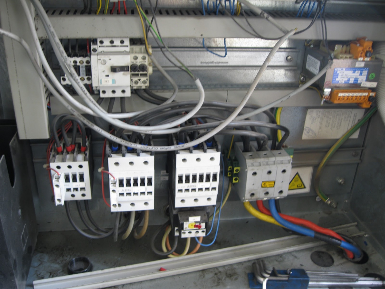 mạch điện máy nén khí, Cách tìm sự cố trong mạch điện ở các máy công nghiệp