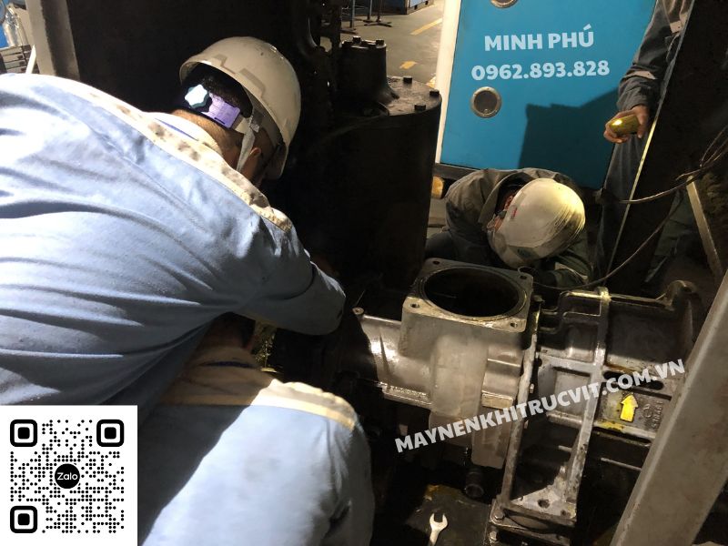 Bảo dưỡng máy nén khí Atlas Copco, Sửa chữa máy nén khí Atlas Copco, Atlas Copco air compressor repair sevice, Bao duong may nen khi Atlas Copco, Sua chua may nen khi Atlas Copco, Dầu máy nén khí Atlas Copco thoát ra cùng khí nén,
