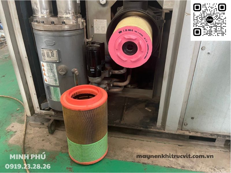 Lọc gió máy nén khí Hitachi là bộ phận nằm ngay cửa hút, có chức năng bảo vệ máy nén khí khỏi các tác động bụi bẩn từ môi trường bên ngoài. Để lọc gió hoạt động hiệu quả, cần thực hiện vệ sinh và thay thế theo định kỳ. Thông thường chúng ta cần vệ sinh lọc gió định kỳ theo tuần, theo tháng và nên thay thế lọc gió trong khoảng 2000 – 3000 giờ sử dụng. Nếu môi trường nhiều bụi bẩn thì nên thay lọc gió sớm hơn. Đối với dòng lọc gió OEM, không nên sử dụng lọc gió quá 6 tháng để đảm bảo sự vận hành của máy.